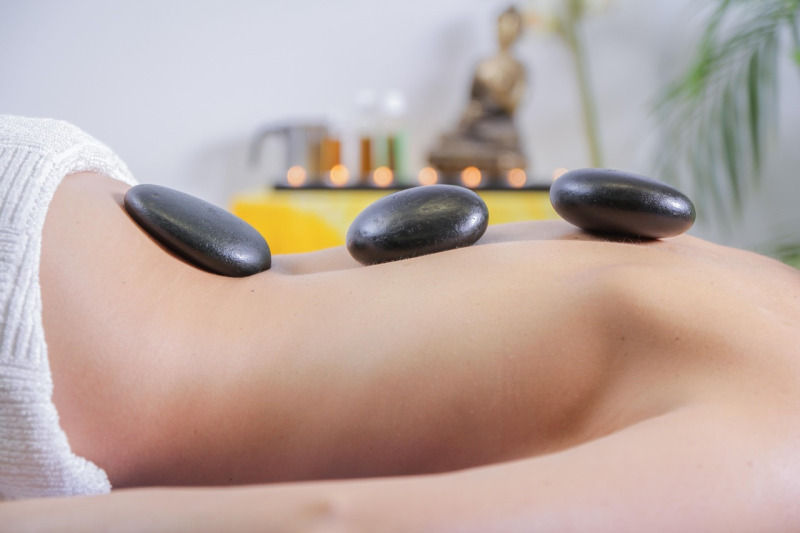 masaj cu pietre, relaxare, wellness